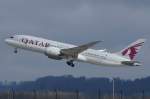 Qatar Airways Boeing B787-8 Dreamliner startet auf Rwy 28 in Zürich, 03.04.2015.