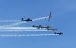 Eine 6er Formation CJ 6 Nanchang bei der Auflösung des Verbandes im Rahmen der Sun`n Fun Airshow am Lakeland-Linder Int.