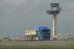 Baustelle Groflughafen: Der neue Tower der DFS und ein LKW auf dem zuknftigen Hauptstadtairport (17.08.10) 