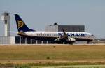 Ryanair B 737-8AS EI-DHB nach der Landung in Berlin-Schnefeld (BER) am 05.06.2015