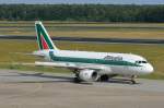 EI-RDA Alitalia Cityliner Embraer ERJ-175STD (ERJ-170-200)    zum Gate in Tegel am 28.07.2015