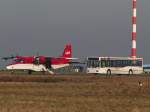 Die einzige rote Dornier der LGW steht in Dsseldorf auf dem Vorfeld. Der Flieger ist gerade gelandet und der Abholbus ist auch schon vor Ort. Das Foto stammt vom 19.12.2007