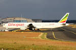 Ethiopian Boeing 777-360ER ET-ASK wird zur Abstellposition geschleppt in Frankfurt 7.6.2017