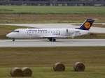 Die CRJ-200  Meien  von Lufthansa CityLine nutzte die Startbahn in Leipzig als Taxiway, machte dann einen 180-Turn direkt auf der Runway und startete.