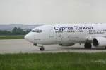 Eine Cyprus Turkish Airlines-Boeing 737-800 beim Rollen auf die Bahn 26, auf der sie in wenigen Minuten starten wird (02.06.10)