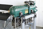Am Flugplatz Bonn-Hangelar ist dieser alte 4-Zylinder-Reihenmotor ausgestellt.