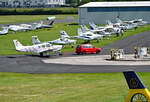 Gut ausgelastetes Vorfeld am Flugplatz Bonn-Hangelar (EDKB) mit geparken Kleinflugzeugen - 24.08.2021