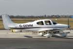 Cirrus SR-20 G-GEMM an der Tankstelle in Bonn-Hangelar - 06.03.2013