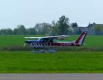 Cessna 150M, D-EVOM beim Star auf der Piste 06 in Gera (EDAJ) am 21.4.2108