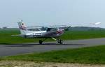 Cessna 150L, D-EDAP auf dem Taxiway zum Start in Gera (EDAJ) am 21.4.2018