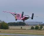 Pink Aviation Services, Short SC-7 Skyvan 3, OE-FDN ist gestartet auf der Piste 06 in Gera und bringt 24 Springer, zu ihrem Vergnügen, auf 4000m