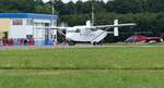 Pink Aviation, Short SC-7 Skyvan 3M-400, OE-FDV beim Einstieg der Fallschirmspringer am 26.8.2023 in Gera (EDAJ)