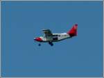 Nachdem die Fallschirmspringer ausgestiegen sind und wie von Geisterhand die Wolken verschwunden sind, kehrt das Sportflugzeug Gippsland GA-8 / LX-MDT wieder zum Flugfeld Noertringen zurck.  07.07.2012