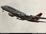 Qantas Airbus A380 von der Seite im Landeanflug.