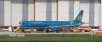 April 05 auf dem Airbus Werksflughafen i HH-Finkenwerder:
A321 fr die Vietnam Airlines bereit zur Auslieferung. Ich hatte da mal durch den Zaun geknipst, mit uerstem Telezoom(290mm).