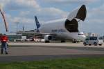 Ein Beluga mit offener Frachtklappe auf dem Airport Bremen am 10.05.09