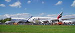 Zwei Giganten der Luftfahrt. Vorn A6-EUV ein Airbus A380-800 von Emirates. Dahinter F-GSTD der Airbus Beluga. Foto: ILA 2018