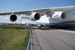 UR-82060. Antonov AN-225. Das größte Frachtflugzeug der Welt. Sechsstrahliges Flugzeug, in der Sowjetunion entwickelt, nur einmal gebaut. Sechs Mantelstromtriebwerke mit je 229,85kW Schb. Beidseitig sieben Zwillingsradsätze. Die hinteren vier Radsätze sind steuerbar. Foto: ILA 2018