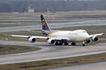 UPS Boeing 747-8F N611UP rollt zur Parkposition in Köln 5.1.2020