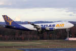 Atlas Air Boeing 747-47UF N415MC bei der Landung in Köln 13.12.2020