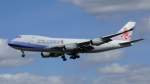 747-400 Frachter der China Cargo beim Endanflug auf den Frankfurter Flughafen