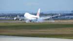 Viel Gummi auf der Bahn bei der Landung einer China Cargo 747