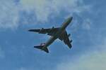 Boeing 747 der Cargolux, leider ohne sichtbare Kennung, hat vor kurzem den Flughafen von Luxemburg verlassen, aufgenommen beim �berflug des Bahnhofs von Luxemburg.