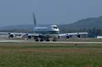 Boeing 747, Frachtmaschine der Evergreen International, auf dem Weg zum Start, auf der Air Base in Ramstein/Pfalz, April 2011