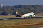 B 747-44AF N576UP  UPS  bei der Landung mit  qualmenden Socken  in Kln-Bonn - 28.10.2012