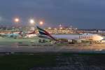 Emirates Sky Cargo B747-400ERF N408MC steht auf der V02 in DUS / EDDL / Dsseldorf am 21.12.2008