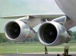 Das mir die ja keiner abschraubt....
Triebwerke einer Boeing 747.
Aufnahme 1989