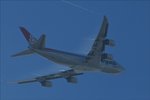 LX-VCH Boeing 747 der Fluggesellschaft Cargolux hat vor kurzem vom Flughafen Luxemburg abgehoben und fliegt über den Bahnhof von Luxemburg hinweg seinem Ziel entgegen.