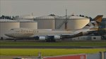 . N476MC  Boeing 747-47UF  von ETIHAD Cargo Airways rollt über die äußere Rollbahn vom Cargo Center kommend zur Startbahn um danach abzuheben.  01.10.2016