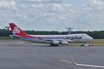 Cargolux Boeing 747-4R7F, LX-OCV, wird von einem Schlepper �bers Rollfeld vom Flughafen in Luxemburg gezogen. 16.06.2025