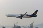 United Parcel Service, Boeing 767-34AF (ER), N308UP bei der Landung in Hong Kong (HKG) am 15.9.2019