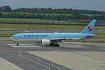 HL8077, Korean Air Cargo, Boeing 777-FB5 auf dem Rollfeld, Flughafen Wien. 06.2023