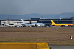 28.02.2021 Blick in den Frachthof mit D-AFSG Tupolev Tu-154B-2, PH-TFK TUI Boeing 787-8 Dreamliner & G-DHKF DHL Air Boeing 757-236(PCF)