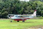 Cessna 208B Grand Caravan, PZ-TKB von GUM AIR beim Start auf dem Airstrip Tepoe- Palumeu (KCB) in Suriname. Jeden Montag und Freitag wird dieser Buschflugpatz von Paramaribo (ORG) angeflogen. Ansonsten ist Palumeu nur zu Fuß oder per Einbaumboot zu erreichen. 26.5.2017