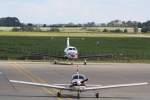 Auf dem Vorfeld des Flughafen Neubrandenburg-Trollenhagen standen am 28.08.2014 eine Cessna (Kennung von der Seite wegen Gebäuden  nicht sichtbar) und die Pilatus PC 12 mit der Kennung D-FAPC (im Hintergrund). Standort: Parkplatz am Flughafen