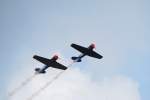 Walter und Toni Eichhorn mit ihren North American T6 im Flugdisplay auf dem Flugtag 2010 in Weser-Wmme am 11.09.10