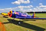 North American T 6 in Red Bull-Lackierung, im Hintergrund in Trainerlackierung USAF - Breitscheid 21.08.2010