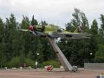 Ausgestelltes russisches Kampfflugzeug vom Typ Iljuschin Il-2 auf dem  Monument to the Defenders of Leningrad Sky  (Памятник