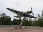 Ausgestelltes russisches Kampfflugzeug vom Typ Iljuschin Il-2 auf dem  Monument to the Defenders of Leningrad Sky  (Памятник