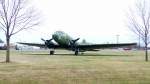 Eine Douglas DC-3 vor dem EAA Museum Oshkosh, WI, (3.12.10).