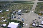 Oshkosh-Ausstellungsfläche mit u.a. Boeing B-1, Lockheed C-130, DC-3 usw. - Ende Juli 2006
