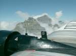 Blick aus einer Ju-52 der Ju-Air bei einem Alpenflug am 25.07.07  Auf dem BMW Sternmotor sieht man auch schn die lstandsanzeige und die Tankanzeige.