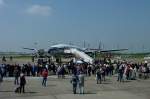 Flughafen Lahr/Schwarzwald, viele begeisterte Zuschauer beim Roll-out der berholten und neu lackierten Breitling Super Constellation, 30.April 2011