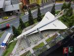 Ein Modell des Überschallflugzeugs Tupolew Tu-144 auf der Modellbahn  Grand Maket Rossia , St.