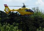 OEAMTC-Helicopter; Kennung: OE-XVA; setzt im Bereich Bad-Pirawarth zur Landung an; 260602