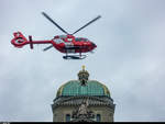 Der neue Helikopter der Schweizerischen Rettungsflugwacht REGA vom Typ H145 mit der Registrierung HB-ZQH wurde am 2. November 2018 auf dem Bundesplatz in Bern der interessierten Bevölkerung präsentiert. Der Helikopter startet vor der Kulisse des Bundeshauses.